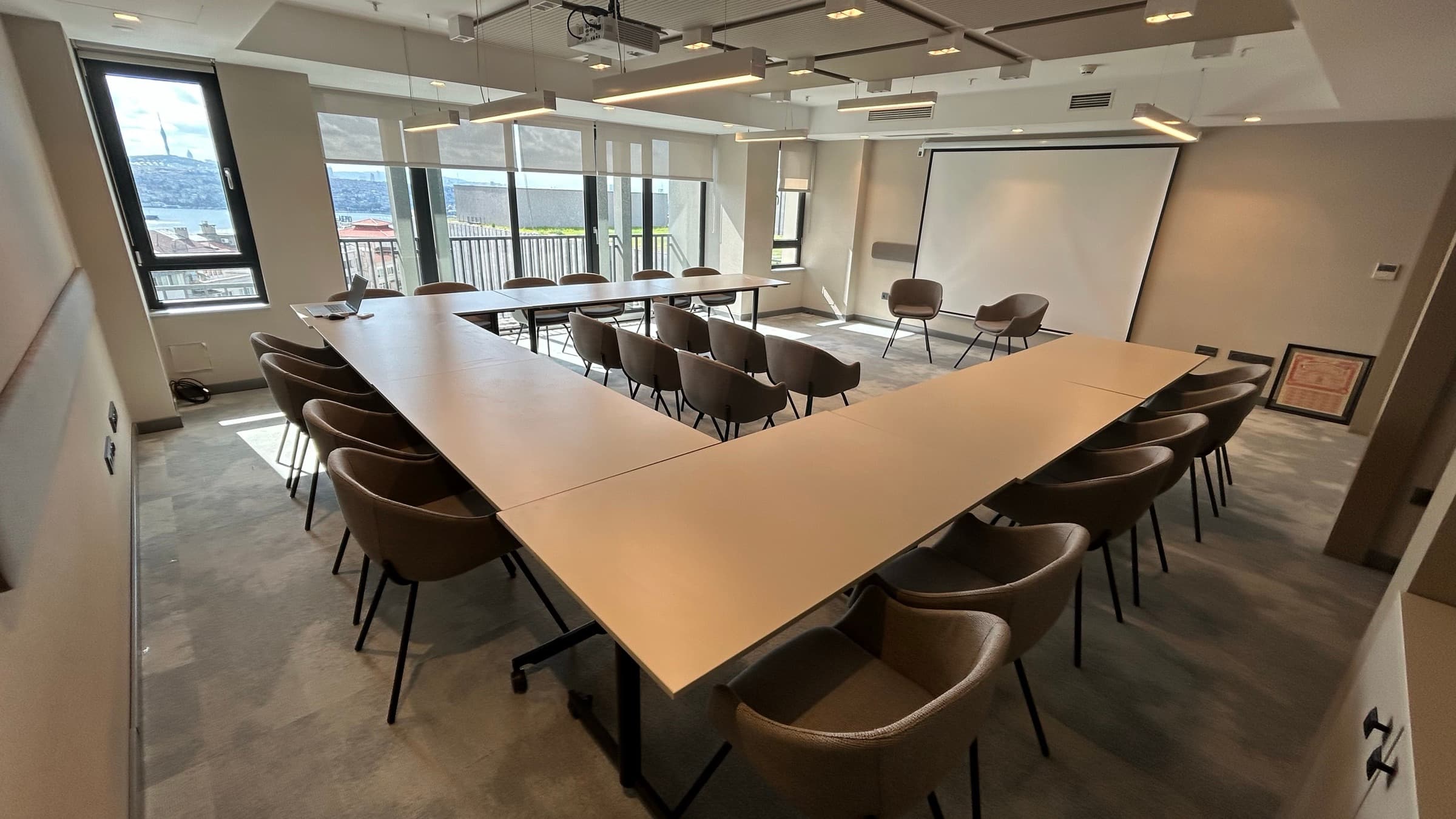 Bosphorus Room — 30 kişilik toplantı ve etkinlik salonu